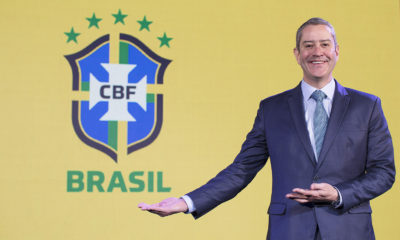 Rogério Caboclo apontando para o símbolo da CBF