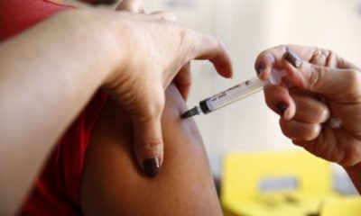 Imagem de uma mulher sendo vacinada contra a Covid-19