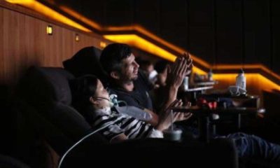 Imagem da Sophia no cinema assistindo o filme do Homem-Aranha