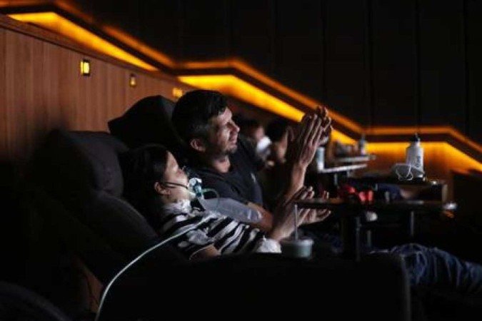 Imagem da Sophia no cinema assistindo o filme do Homem-Aranha