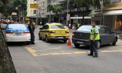 táxi parado no cruzamento da Avenida Nossa Senhora de Copacabana, próximo à Rua Miguel Lemos, onde o incidente aconteceu