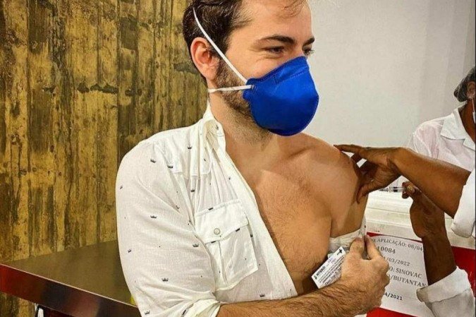 Na imagem, dermatologista Thales Bretas sendo vacinado contra a Covid-19