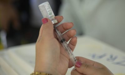 Enfermeira preparando dose de vacina para ser aplicada