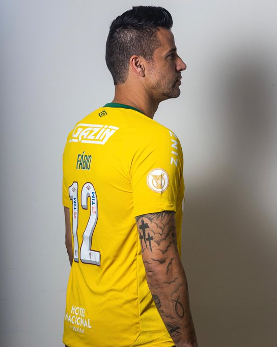 Fábio mostra  parte das costas da nova camisa de goleiro tricolor