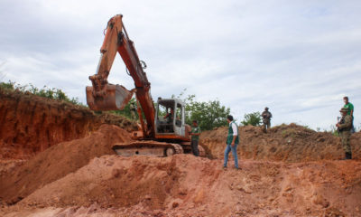 retroescavadeira utilizada para a extração ilegal de mineral foi destruída