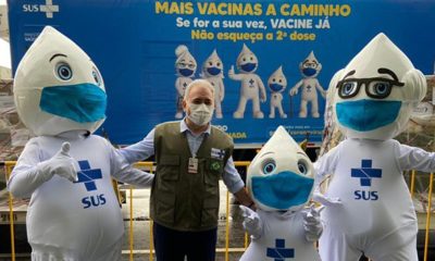 Imagem do Ministro Queiroga com os Zé Gotinhas, símbolos da vacinação