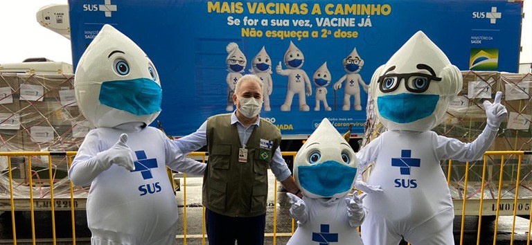 Imagem do Ministro Queiroga com os Zé Gotinhas, símbolos da vacinação