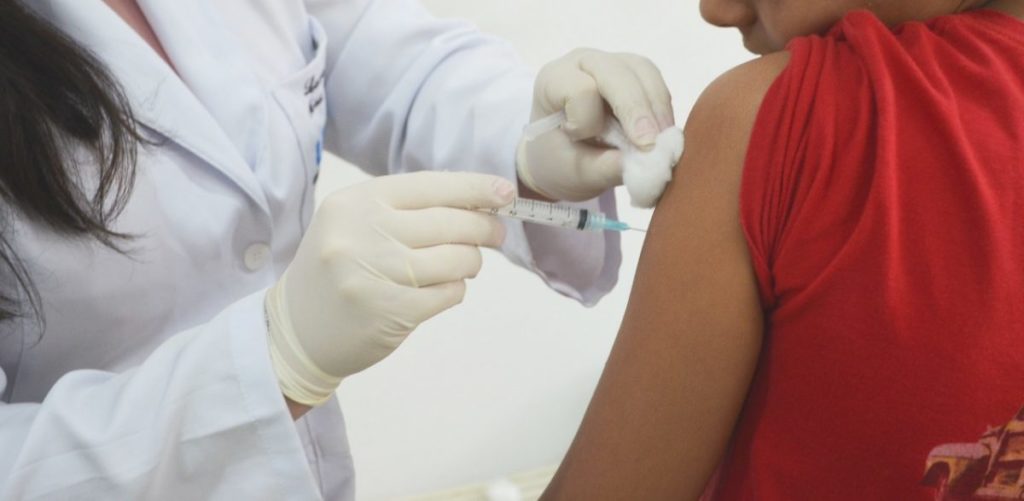 Pessoa é imunizada em campanha contra a gripe