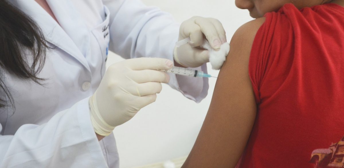 Imagem de uma pessoa tomando vacina