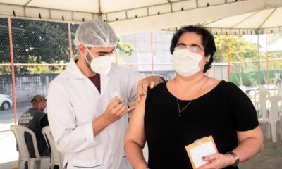 Mulher sendo vacinada em Nova Iguaçu