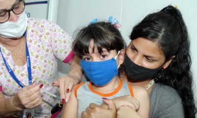 Criança se vacinando