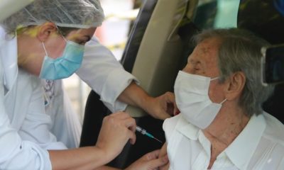 idoso sendo vacinado contra Covid-19