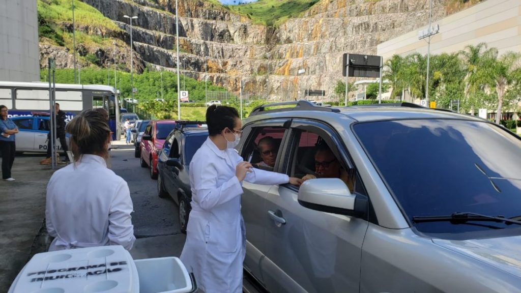 Vacinação contra a covid-19 em Nova Iguaçu