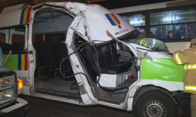 Acidente com van e caminhão na Avenida Brasil