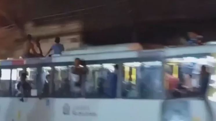 Vandalismo em ônibus no bairro de Copacabana