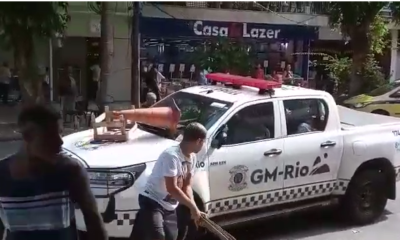 Camelôs atacam viatura da Guarda Municipal na Tijuca