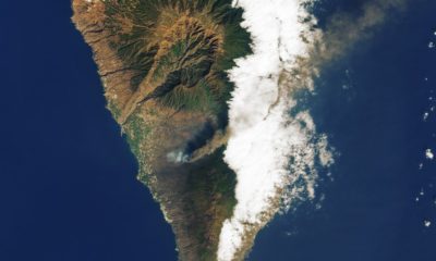 Vulcão em erupção registrado por satélite