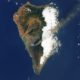 Vulcão em erupção registrado por satélite
