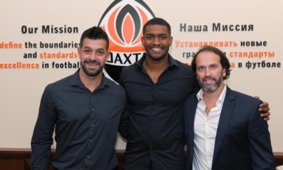 De camisa social preta, Marlon posa para foto entre os dois empresários