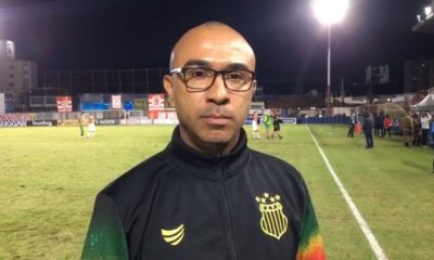 Técnico Felipe Surian está de óculos e casaco preto, do Sampaio Corrêa