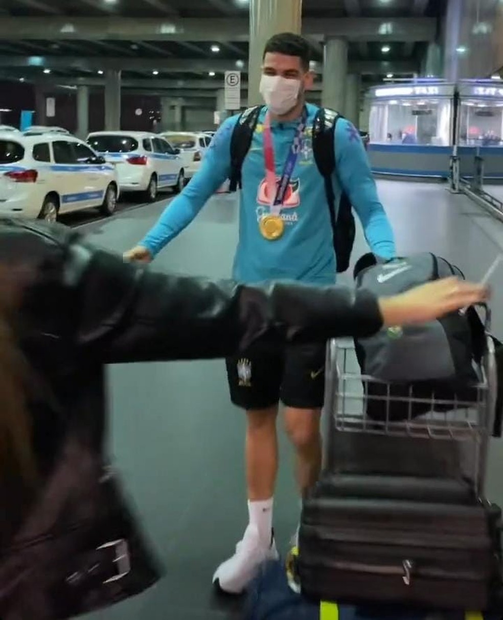 Nino é recepcionado pela esposa no aeroporto