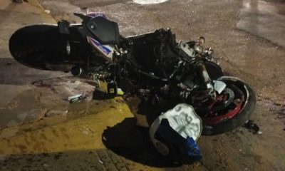 Acidente deixa moto despedaçada em Cuiabá