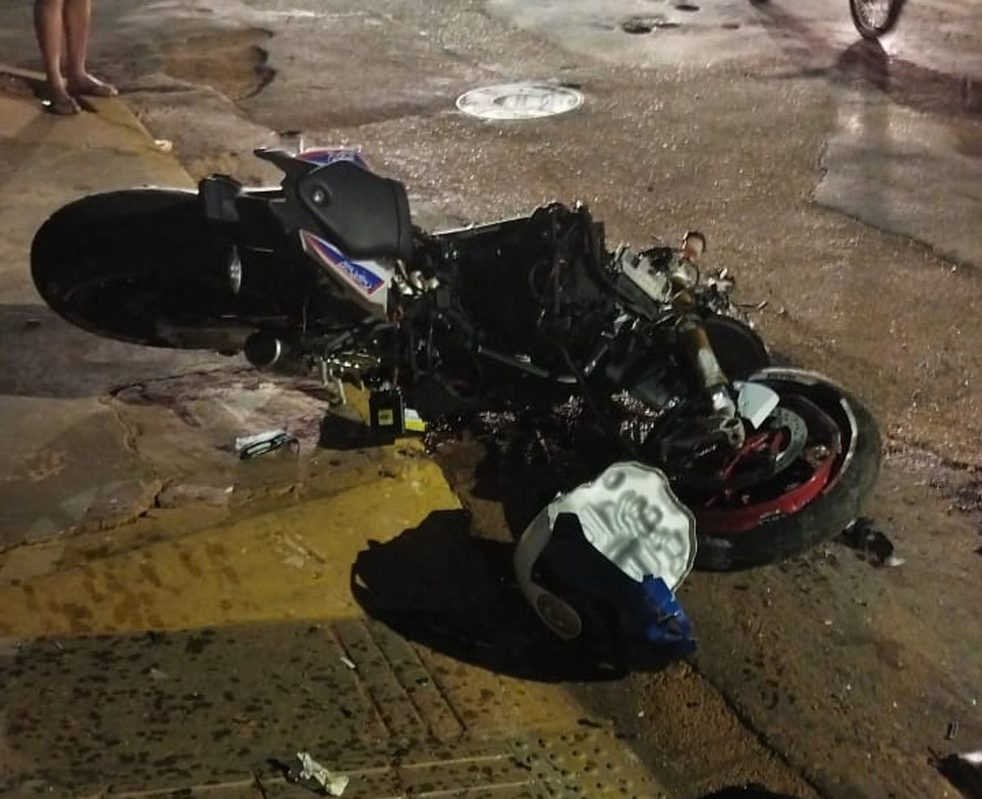 Acidente deixa moto despedaçada em Cuiabá