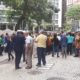 Manifestantes contra a medida sanitária tentaram invadir o prédio da Alerj