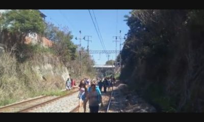 Passageiros tiveram que andar nos trilhos após trem descarrilar no Rio