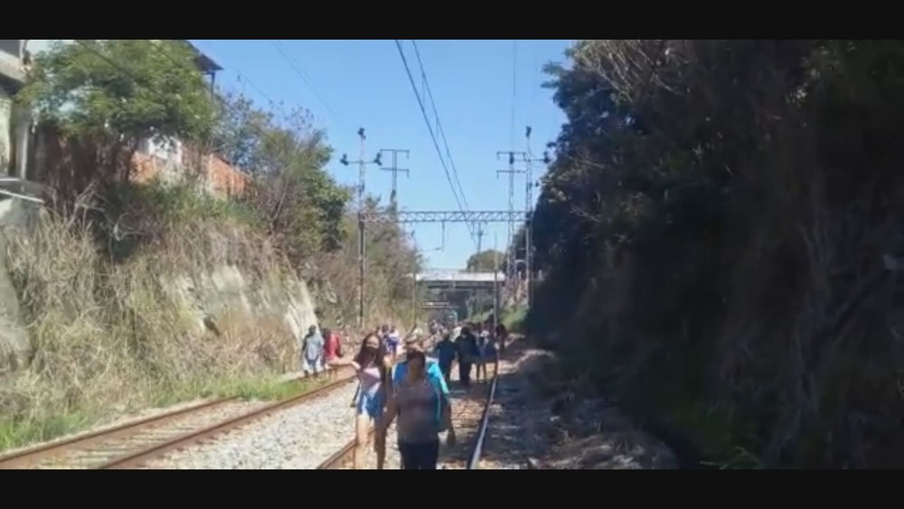 Passageiros tiveram que andar nos trilhos após trem descarrilar no Rio 