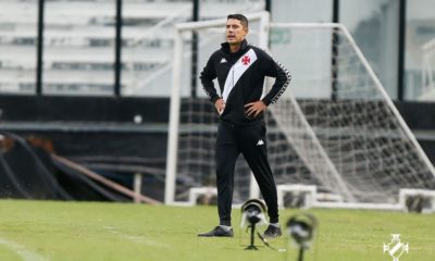 Com as mãos na cintura, Igor Guerra, técnico do Vasco na Copinha, acompanha um jogo em São Januário