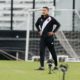 Com as mãos na cintura, Igor Guerra, técnico do Vasco na Copinha, acompanha um jogo em São Januário