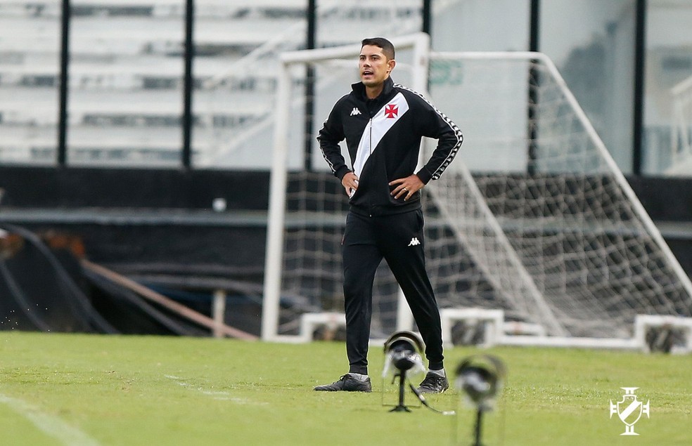 Com as mãos na cintura, Igor Guerra, técnico do Vasco na Copinha, acompanha um jogo em São Januário