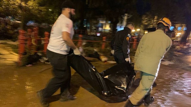 Equipe de resgate removem corpos após tragédia em Petrópolis