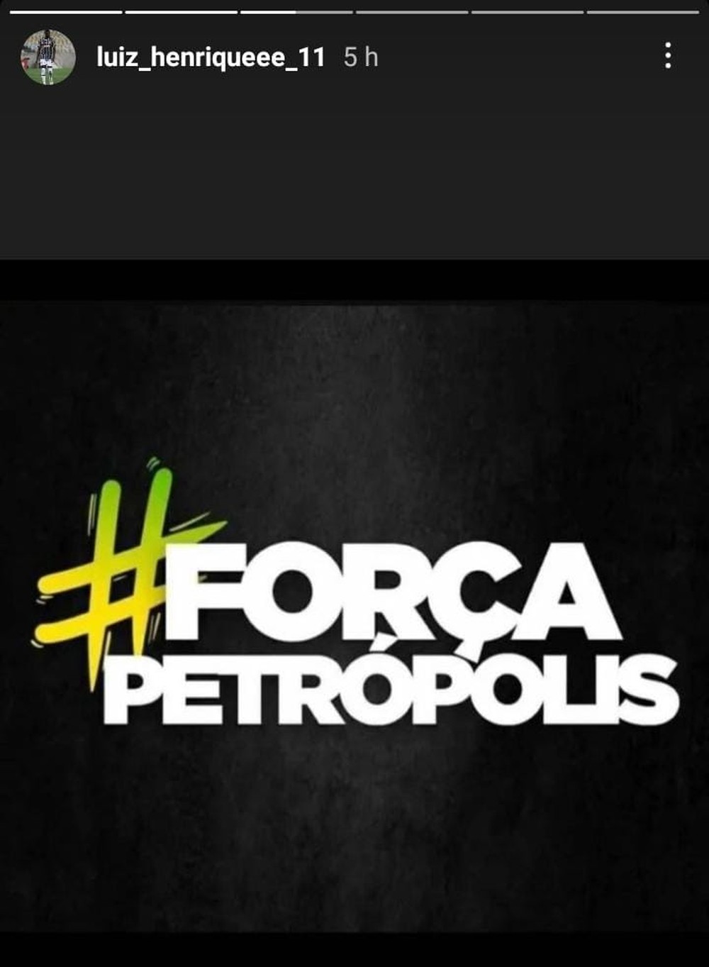 Foto a frase força Petrópolis com painel preto no fundo