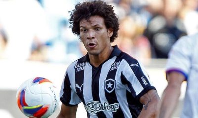 Arão durante jogo com a camisa do Botafogo em 2015