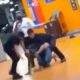 Imagem de homem sendo agredido por seguranças do Carrefour