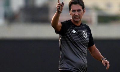 Ricardo Resende orientando treino do Botafogo