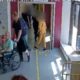 Homem finge ajudar idoso duplamente amputado em hospital de Manchester