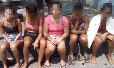 Foto das cinco jovens com os cabelos cortados à força está circulando nas redes sociais