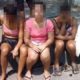 Foto das cinco jovens com os cabelos cortados à força está circulando nas redes sociais